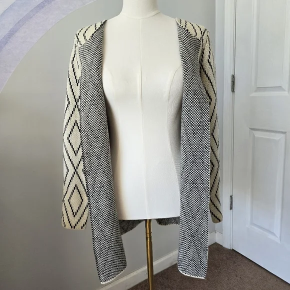 Oliver by Escio Anthropologie | Small | Creme & Black Diamond Cardigan - Picture 7 of 8